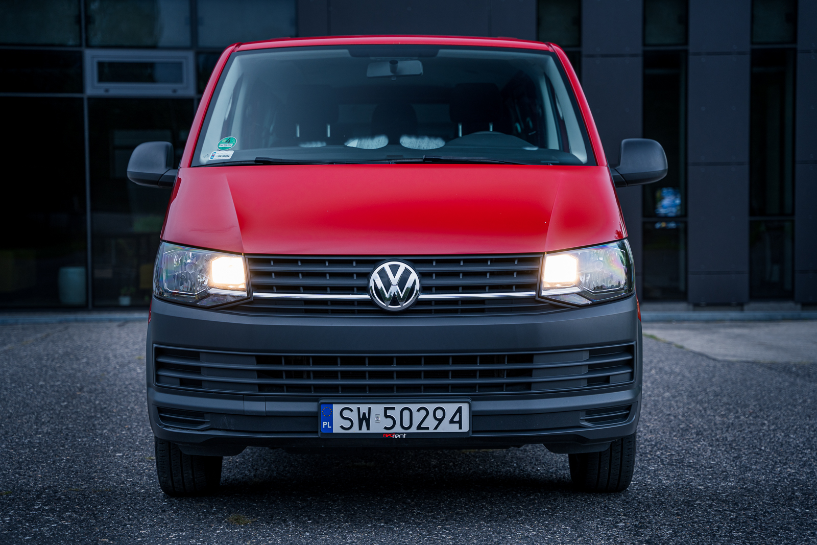 czerwony vw bus